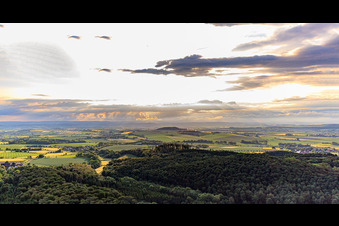 Gewitterstimmung hinterm Stoppelberg im Ortsteil Rolfzen in Steinheim im Bundesland Nordrhein-Westfalen, Deutschland