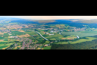 Stadtpanorama mit Weserschleife aus Süden am Abend in Holzminden im Bundesland Niedersachsen, Deutschland