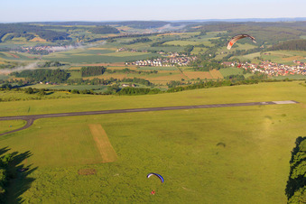 Fallschirmspringerwiese des Flugplatz Höxter-Holzminden (EDVI) im Ortsteil Albaxen im Bundesland Nordrhein-Westfalen, Deutschland von oben gesehen