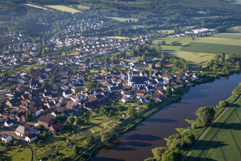 Ortschaft an den Fluss- Uferbereichen der Weser im Ortsteil Lüchtringen in Höxter im Bundesland Nordrhein-Westfalen, Deutschland