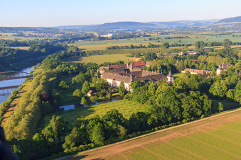 UNESCO Weltkulturerbe Schloss Corvey am Weserufer mit Remtergarten Landesgartenschau Höxter im Bundesland Nordrhein-Westfalen, Deutschland