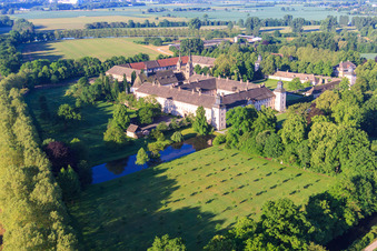 Luftaufnahme von UNESCO Weltkulturerbe Schloss Corvey am Weserufer mit Remtergarten Landesgartenschau Höxter im Bundesland Nordrhein-Westfalen, Deutschland