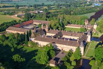 UNESCO Weltkulturerbe Schloss Corvey am Weserufer mit Remtergarten Landesgartenschau Höxter im Bundesland Nordrhein-Westfalen, Deutschland von oben