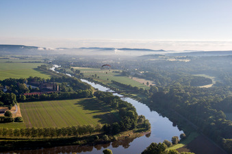 Schloss/Kloster Corvey (UNESCO Weltkulturerbe) am Fluß - Brückenbauwerk über die Weser in Höxter im Bundesland Nordrhein-Westfalen, Deutschland