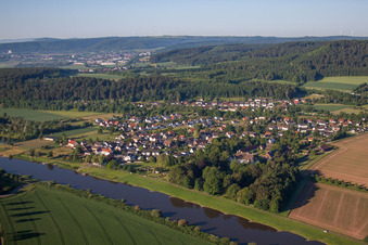 Dorfkern an den Fluß- Uferbereichen der Weser in Wehrden in Beverungen im Bundesland Nordrhein-Westfalen, Deutschland