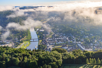 Altstadt und Weserbrücke unter tiefen Wolken in Bad Karlshafen im Bundesland Hessen, Deutschland