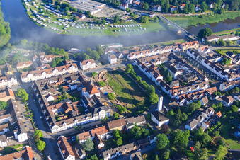 Barockhafen mit Schleuse hinter der Stephanuskirche in Bad Karlshafen im Bundesland Hessen, Deutschland