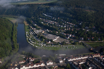 Luftbild von Wohnwagen und Zelte- Campingplatz - und Zeltplatz Weseroase / Campingplatz Bad Karlshafen an der Weser im Ortsteil Karlshafen in Bad Karlshafen im Bundesland Hessen, Deutschland