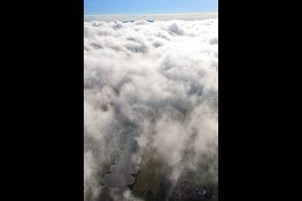 Luftaufnahme von Wolken überm Wesertal in Bad Karlshafen im Bundesland Hessen, Deutschland