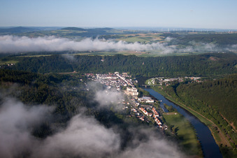 Luftbild von Ortschaft an den Fluss- Uferbereichen der Weser im Ortsteil Karlshafen in Bad Karlshafen im Bundesland Hessen, Deutschland