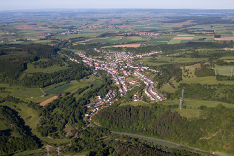 Dorf - Ansicht am Rande von Wald und Feldern im Ortsteil Dalhausen in Beverungen im Bundesland Nordrhein-Westfalen, Deutschland