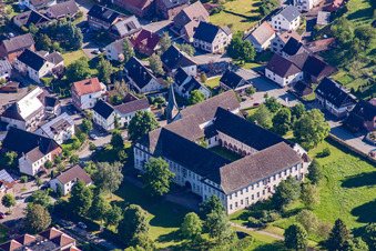 Luftbild von Gebäudekomplex des Klosters Koptisch-Othodoxes Kloster Propsteistrasse im Ortsteil Brenkhausen in Höxter im Bundesland Nordrhein-Westfalen, Deutschland