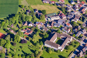 Schrägluftbild von Gebäudekomplex des Klosters Koptisch-Othodoxes Kloster Propsteistrasse im Ortsteil Brenkhausen in Höxter im Bundesland Nordrhein-Westfalen, Deutschland