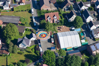 Teilnehmer des Kirchweih Festivals auf dem Veranstaltungs- Konzertgelände im Ortsteil Brenkhausen in Höxter im Bundesland Nordrhein-Westfalen, Deutschland