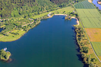 Badestrand des Godelheimer See in Höxter im Bundesland Nordrhein-Westfalen, Deutschland von oben