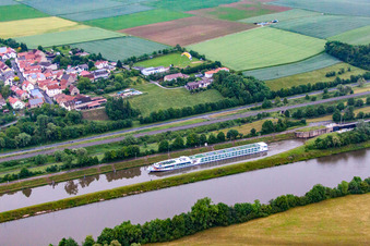 Schrägluftbild von Ortsteil Ottendorf in Gädheim im Bundesland Bayern, Deutschland