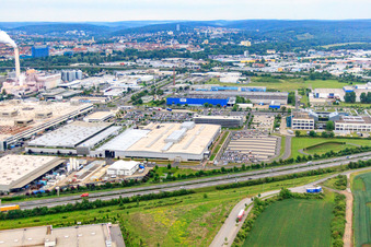 Luftbild von Industriegebiet Hafenstraße / Röntgenstraße jenseits der A70 mit ZF Friedrichshafen Werk Süd im Ortsteil Oberndorf in Schweinfurt im Bundesland Bayern, Deutschland