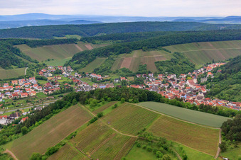 Luftbild von Weinberge um das Winzerdorf in Ramsthal im Bundesland Bayern, Deutschland