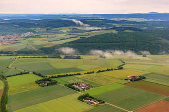 Schleifweg mit Aussiedlerhöfen z.B. Edgar Lippert in Euerdorf im Bundesland Bayern, Deutschland