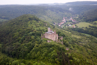 Luftbild von Ruine und Mauerreste der ehemaligen Burganlage und Feste Trimburg im Ortsteil Trimberg in Elfershausen im Bundesland Bayern, Deutschland