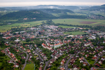 Ortsansicht der Straßen und Häuser der Wohngebiete in Hammelburg im Bundesland Bayern, Deutschland