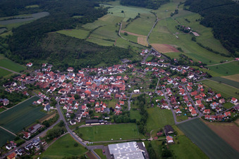 Luftbild von Dorf - Ansicht am Rande von landwirtschaftlichen Feldern und Nutzflächen in Karsbach im Bundesland Bayern, Deutschland