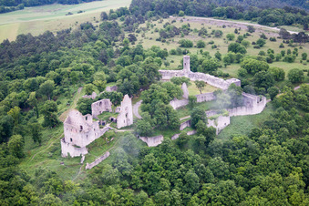 Ruine und Mauerreste der ehemaligen Burganlage und Feste Burgruine Homburg bei Gössenheim in Gössenheim im Bundesland Bayern, Deutschland