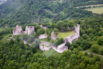 Luftbild von Ruine und Mauerreste der ehemaligen Burganlage und Feste Burgruine Homburg bei Gössenheim in Gössenheim im Bundesland Bayern, Deutschland