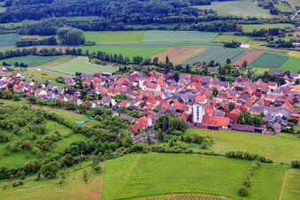 Dorfansicht aus Norden im Ortsteil Müdesheim in Arnstein im Bundesland Bayern, Deutschland