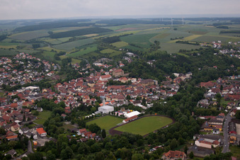 Ortsansicht der Straßen und Häuser der Wohngebiete in Arnstein im Bundesland Bayern, Deutschland von oben