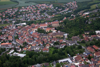 Ortsansicht der Straßen und Häuser der Wohngebiete in Arnstein im Bundesland Bayern, Deutschland aus der Luft