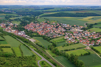 Dorfansicht aus Westen im Ortsteil Gänheim in Arnstein im Bundesland Bayern, Deutschland