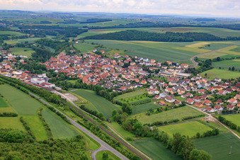 Luftbild von Dorfansicht aus Westen im Ortsteil Gänheim in Arnstein im Bundesland Bayern, Deutschland