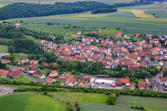 Dorfzentrum mit St. Laurentius im Ortsteil Gänheim in Arnstein im Bundesland Bayern, Deutschland