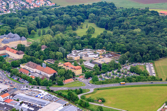 Luftbild von Krankenhaus für Psychiatrie, Psychotherapie und Psychosomatische Medizin Schloss Werneck im Bundesland Bayern, Deutschland