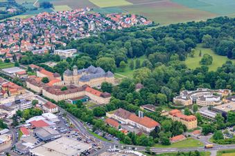 Luftbild von Schloßpark und Schloß Werneck mit Schlosskirche und Albert-Schweitzer-Haus im Bundesland Bayern, Deutschland