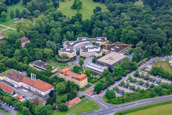 Luftaufnahme von Krankenhaus für Psychiatrie, Psychotherapie und Psychosomatische Medizin Schloss Werneck im Bundesland Bayern, Deutschland