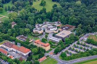 Schrägluftbild von Krankenhaus für Psychiatrie, Psychotherapie und Psychosomatische Medizin Schloss Werneck im Bundesland Bayern, Deutschland