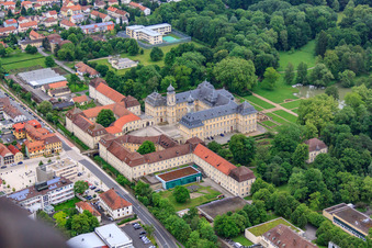 Schrägluftbild von Schloßpark und Schloß Werneck mit Schlosskirche und Albert-Schweitzer-Haus im Bundesland Bayern, Deutschland