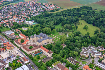 Schloßpark und Schloß Werneck mit Schlosskirche und Albert-Schweitzer-Haus im Bundesland Bayern, Deutschland von oben