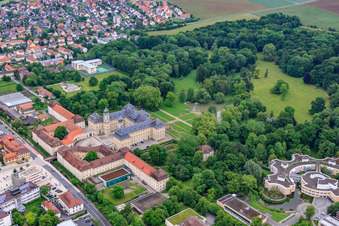 Schloßpark und Schloß Werneck mit Schlosskirche und Albert-Schweitzer-Haus im Bundesland Bayern, Deutschland aus der Luft