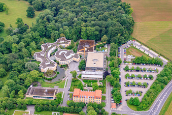 Krankenhaus für Psychiatrie, Psychotherapie und Psychosomatische Medizin Schloss Werneck im Bundesland Bayern, Deutschland von oben gesehen