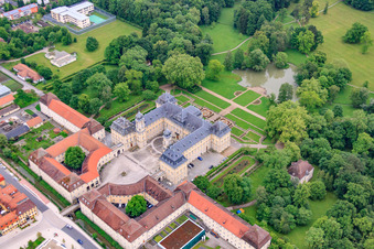 Schloßpark und Schloß Werneck mit Schlosskirche und Albert-Schweitzer-Haus im Bundesland Bayern, Deutschland von oben gesehen