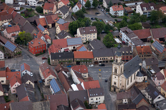 Luftbild von Maria Schmerz Kirche in Bergrheinfeld im Bundesland Bayern, Deutschland