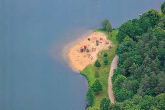 Strand des Schweinfurt Baggersee im Ortsteil Oberndorf im Bundesland Bayern, Deutschland