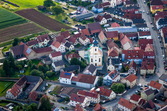 Kirchengebäude der Allerheiligen Kirche Theilheim in Waigolshausen im Bundesland Bayern, Deutschland