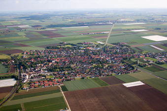 Ortsansicht der Straßen und Häuser der Wohngebiete in Bergtheim im Bundesland Bayern, Deutschland