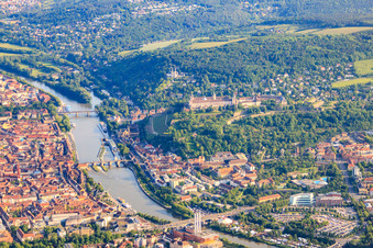 Festung Marienberg über dem Main mit drei Mainbrücken und Schleuse im Ortsteil Altstadt in Würzburg im Bundesland Bayern, Deutschland