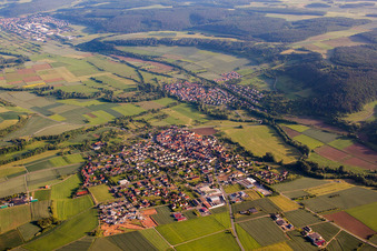 Dorf - Ansicht am Rande von landwirtschaftlichen Feldern und Nutzflächen in Werbach im Bundesland Baden-Württemberg, Deutschland