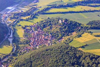 Burg und Burgpark Gamburg in Werbach im Bundesland Baden-Württemberg, Deutschland aus der Luft betrachtet